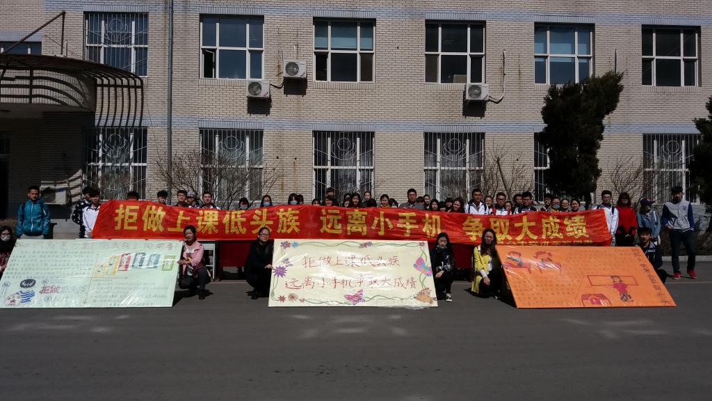 新葡的京集团35222vip团委志愿者们在签满名字的条幅前合影